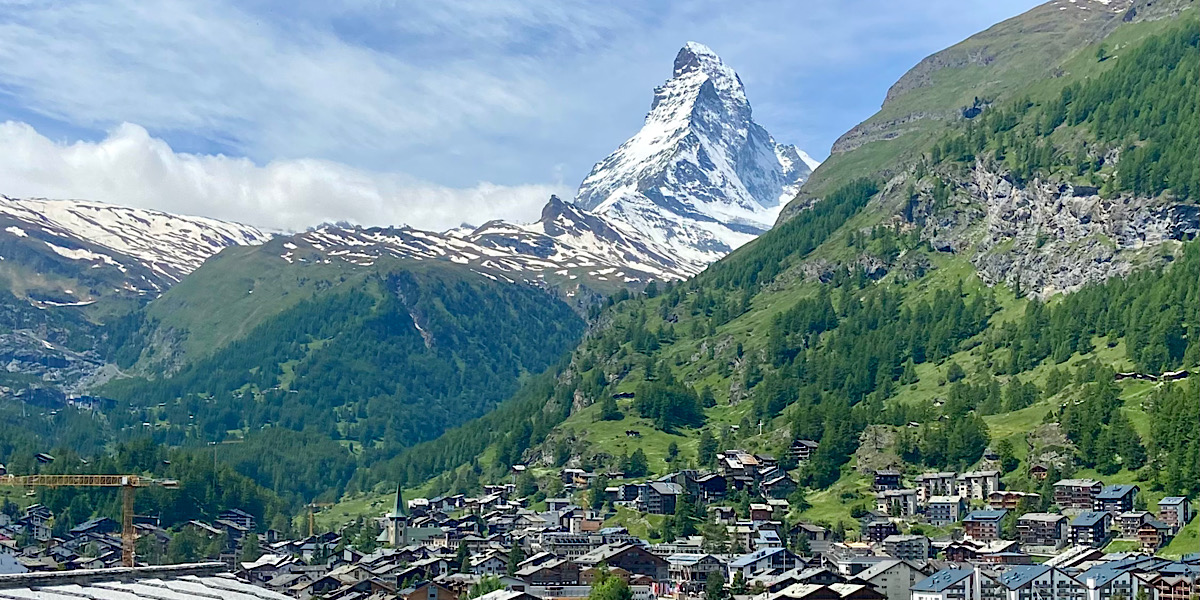 De Matterhorn met op de voorgrond Zermatt