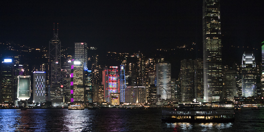 De skyline van Hong Kong island in de avond