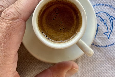 De Griekse koffie komt in kleine kopjes