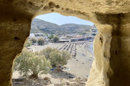 Uitzicht vanuit een van de holen in Matala