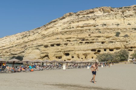De krijt rotswand van Matala staat bekend om z&#039;n holen