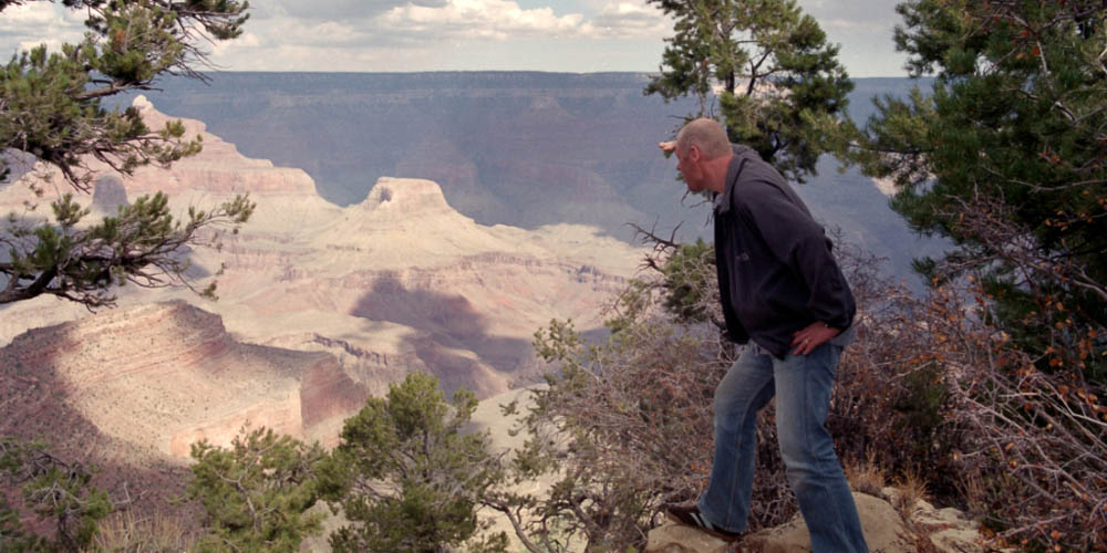 Pat kijkt uit over de Grand Canyon