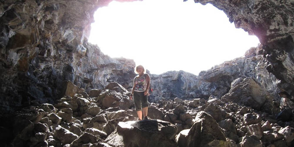 De ingang van aan lava tunnel
