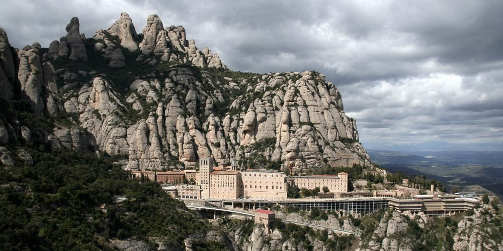 Het Klooster van Montserrat met daarboven dreigende wolken