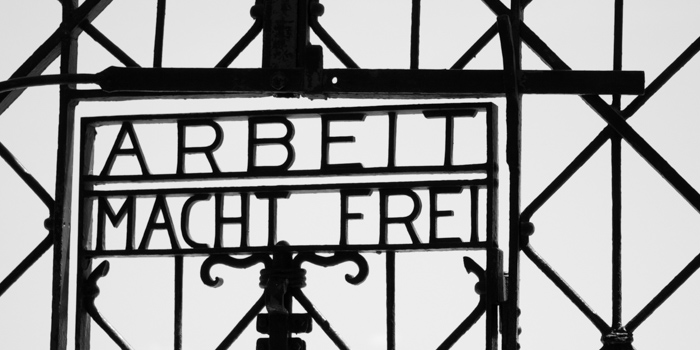 Een beruchte spreuk in Dachau