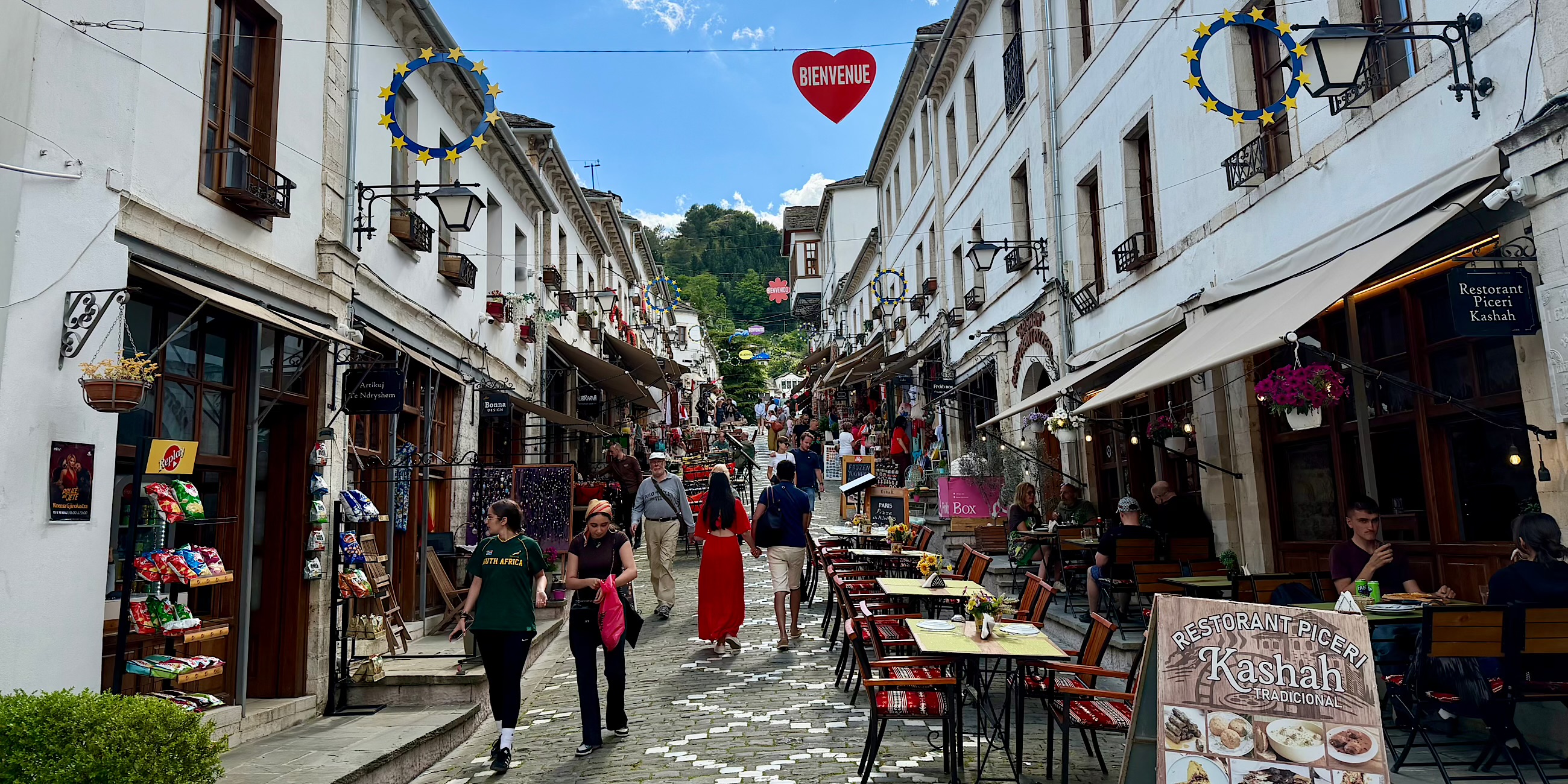 Toeristisch straatje in het mooie Gjirokäster