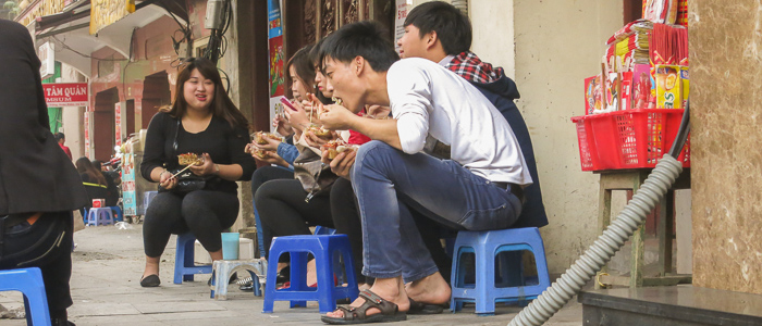 Eten op mini krukjes in Hanoi