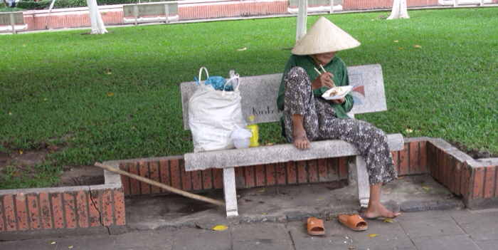 Etende dame in Saigon