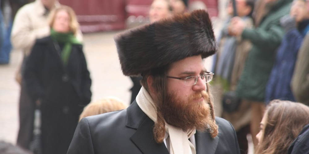 Orthodoxe Joodse man in vol ornaat