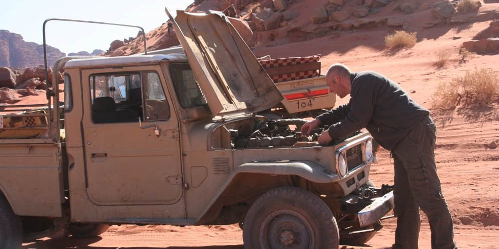 Pat repareert de woestijn Jeep even