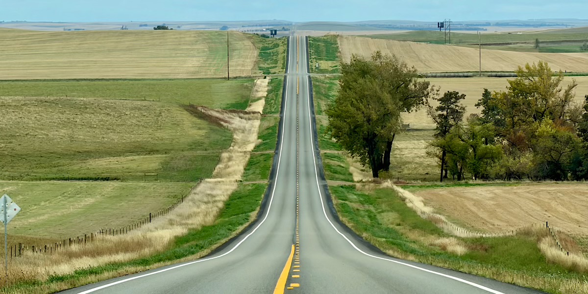 Een van de vele rechte wegen in North Dakota