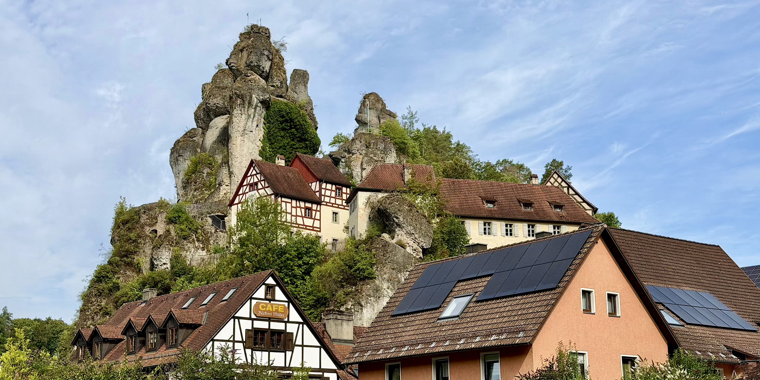 Het dorp Tüchersfeld tussen het karst gesteente in het Püttlachtal
