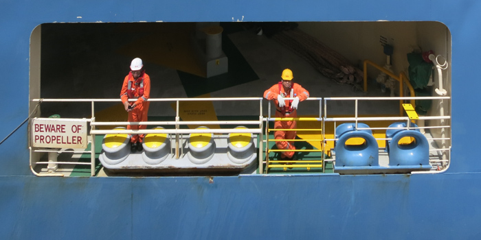 Bemanningsleden op een schip door het Panama kanaal  