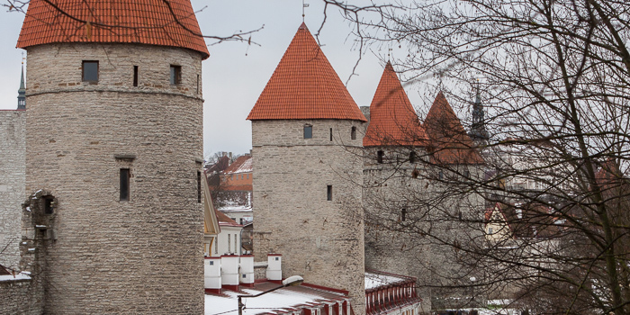 De middeleeuwse stadsmuur met torens rondom Tallinn