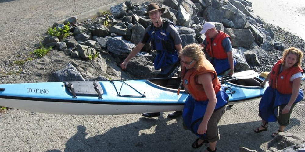 De kayaks worden terug gebracht aan land