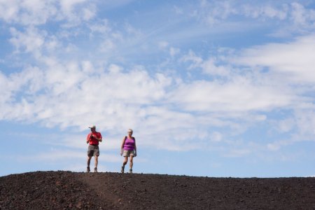 J en J op een vulkaan rand