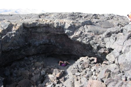 Jose kruipt uit een lava tunnel