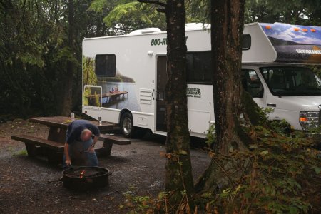 Jan maakt de BBQ klaar voor gebruik