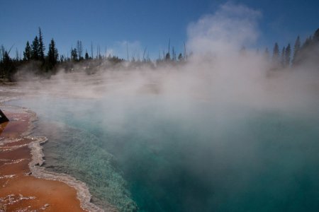 Stoom en kleuren van West Thumb Geyser Basin