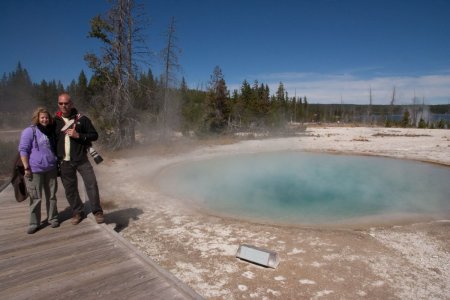 Pat en Syl bij West Thumb Geyser Basin