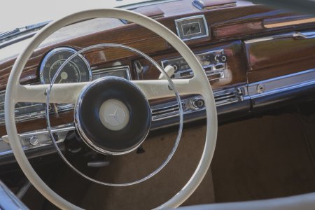 Het dashboard van een oude Mercedes op de European car show