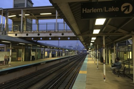 Met de bovengrondse metro terug naar het centrum