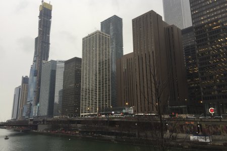 Nieuwe wolkenkrabbers langs de rivier