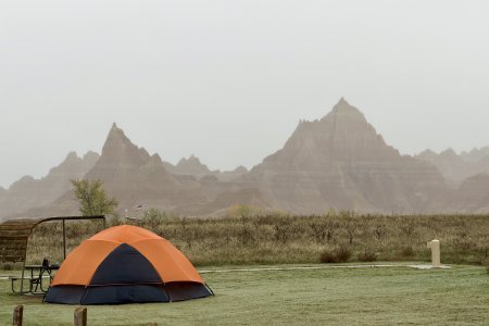 De &#039;bergen&#039; van Badlands NP in de mist