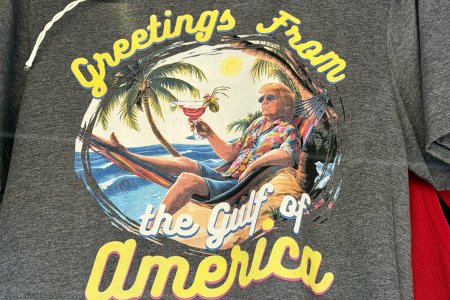 Een grappig tshirt in een etalage