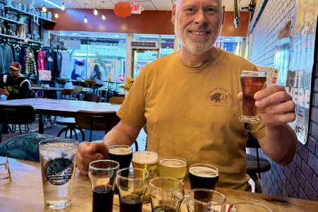 Pat met een proefplankje bier, wijn voor Syl
