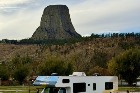 Camperen met uitzicht op Devils Tower, hoe leuk is dat