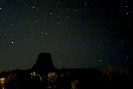 Een heldere nacht bij Devils Tower