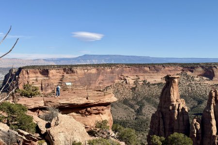 Syl poseert bij een uitzicht punt
