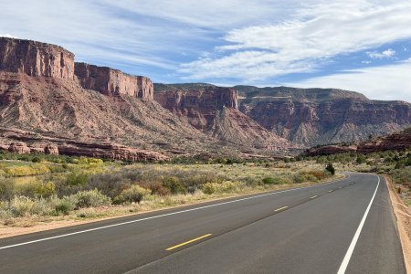 Steile canyon wanden en puin hellingen op Colorado highway 141