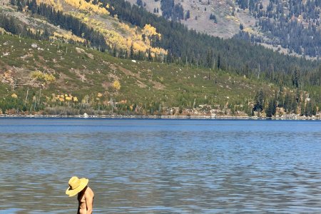 Een man gaat baden in Jenny Lake