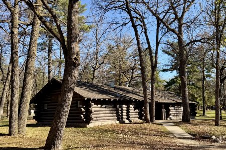 Een camping in het bos, met douches en wifi en direct aan het Itasca meer