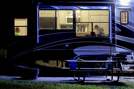 Onze buren hebben een uitschuif camper met veel licht