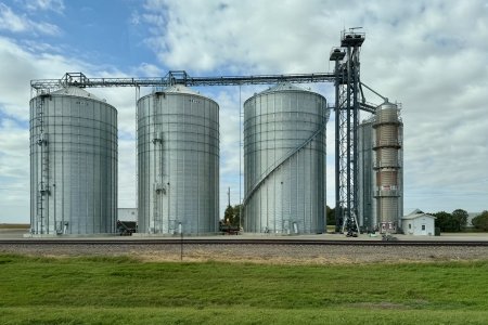 Honderden van deze mega graansilo&#039;s zien we op de route