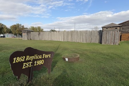 Een lullig nagemaakt fort, het is een giftshop