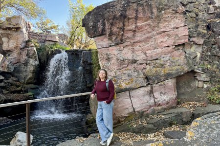 Syl kleurt mooi bij de waterval van Pipestone Monument