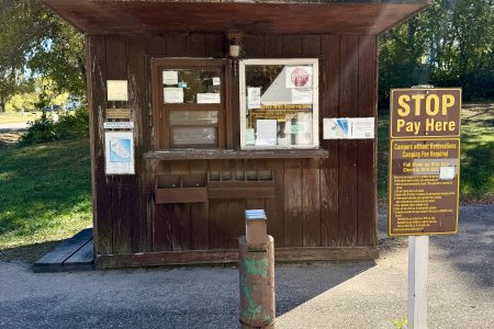 Self checkin campsite, pak een envelope, kies een plek en stop geld in de envelope