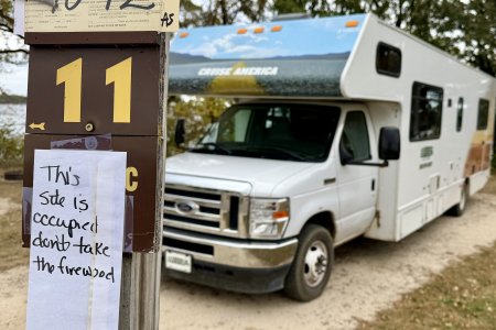 De lieve camp host mevrouw heeft een briefje opgehangen zodat niemand ons hout meeneemt 