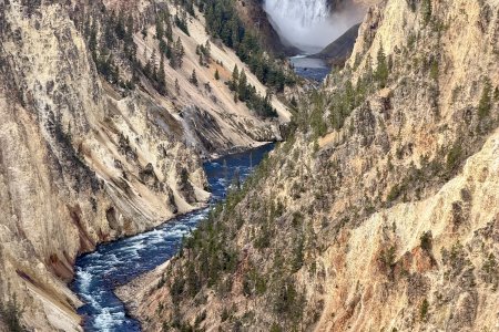Bijzondere kleuren, de Yellowstone River stort hier naar beneden