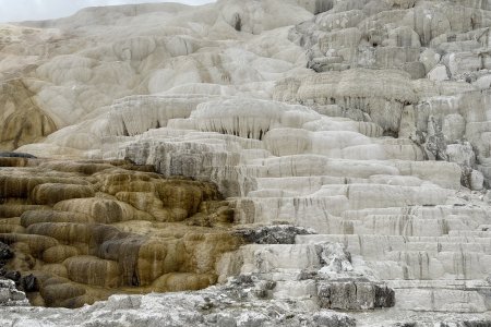 Dit veranderd voortdurend en lijkt op Pemukale in Turkije