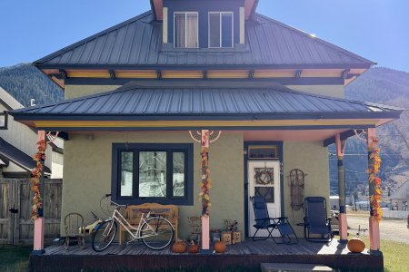 Zomaar een kleurrijk huisje ergens onderweg