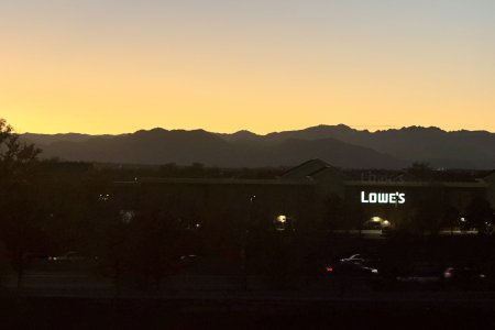 Uitzicht op de Rockies vanuit de hotelkamer in Denver