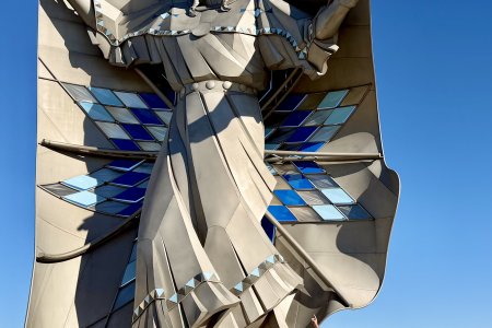 Het standbeeld &#039;Dignity of Earth and Sky&#039;