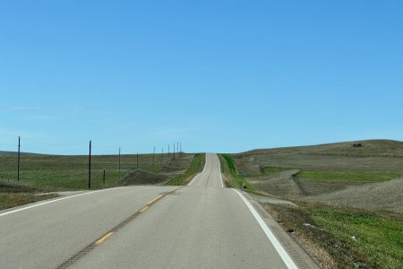 Een mooie heuvelachtige weg langs de Missouri river