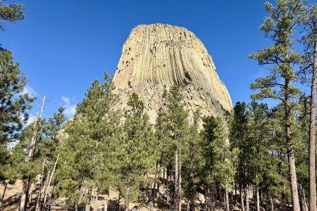 We wandelen om Devils Tower heen