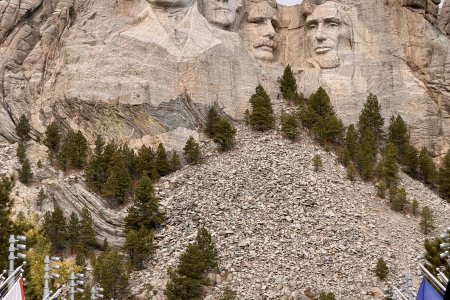 De vlaggen van alle staten bij Mount Rushmore